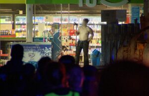 Inserto SEK en Hanover: el hombre conduce con un automóvil en llamas a la estación de servicio | NDR.DE – Noticias – Baja Sajonia Inserto SEK en Hanover: el hombre conduce con un automóvil en llamas a la estación de servicio | NDR.DE - Noticias - Baja Sajonia