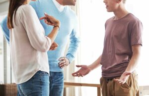 Un adolescente gritó a sus padres por pelear frente a su hermana pequeña Un adolescente gritó a sus padres por pelear frente a su hermana pequeña