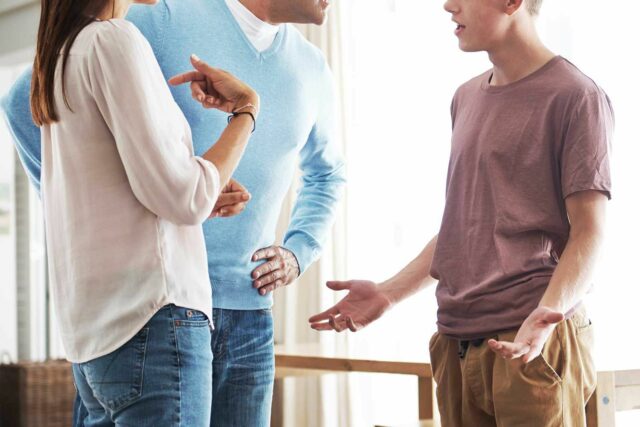 Un adolescente gritó a sus padres por pelear frente a su hermana pequeña

