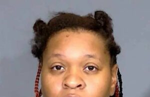 Mamá en libertad condicional por la muerte del bebé habría dejado a 4 niños en casa solos para ver a su novia: la policía Mamá en libertad condicional por la muerte del bebé habría dejado a 4 niños en casa solos para ver a su novia: la policía