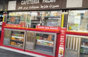 El Rupia vende en el mercado de Al Balad en el área histórica de Jeddah El Rupia vende en el mercado de Al Balad en el área histórica de Jeddah