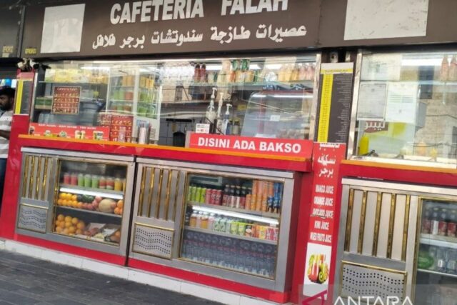 El Rupia vende en el mercado de Al Balad en el área histórica de Jeddah

