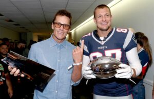 Tom Brady y Rob Gronkowski rompen el trofeo Lombardi después del lanzamiento del corredor Tom Brady y Rob Gronkowski rompen el trofeo Lombardi después del lanzamiento del corredor