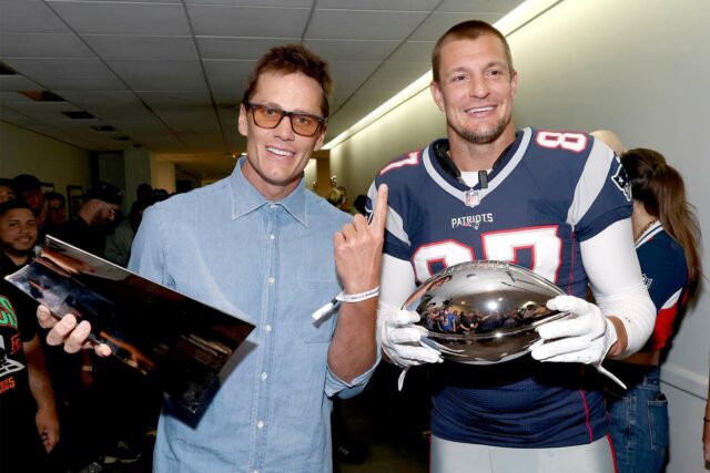 Tom Brady y Rob Gronkowski rompen el trofeo Lombardi después del lanzamiento del corredor

