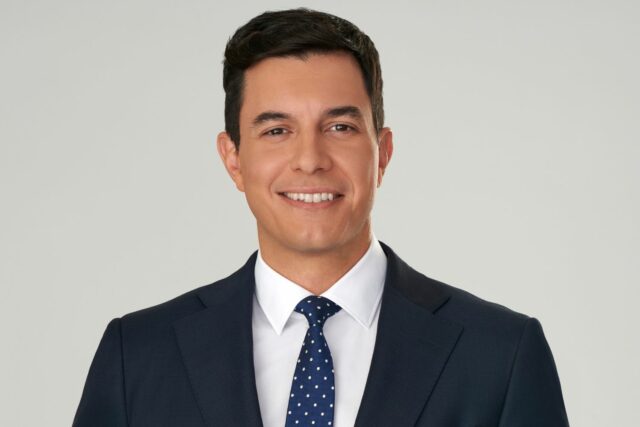 Tom Llamas de NBC Nightly News habla sobre la vida fuera de la sala editorial (exclusiva)


