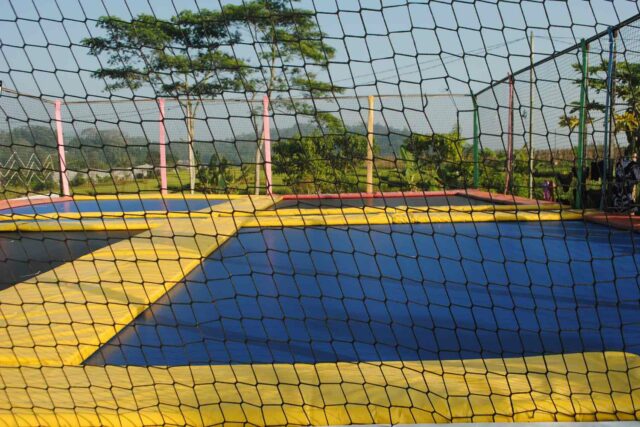 Una niña de 2 años muere después de ser electrocutada en el trampolín: informes

