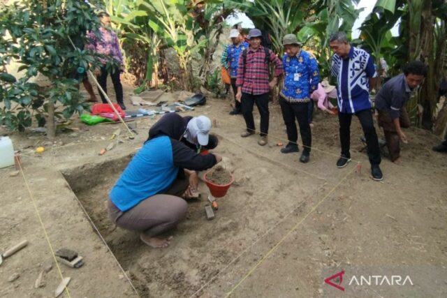 71 estudiantes de UI se someten a KKL con la práctica de la excavación en la ubicación del sitio de Kudus de Patiayam

