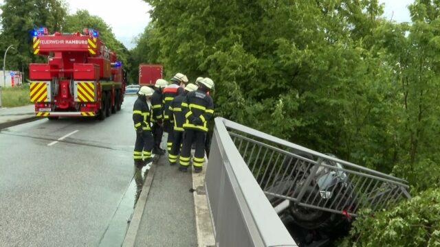 Puente A7 en Hamburgo: el automóvil rompe la barandilla, el conductor escapa | NDR.DE - Noticias

