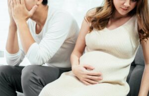 Mujer embarazada enojada con su esposo por haberle dado su botella de vino querido Mujer embarazada enojada con su esposo por haberle dado su botella de vino querido