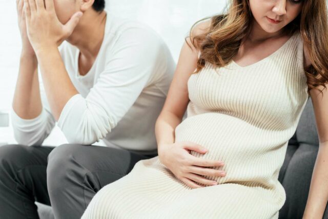 Mujer embarazada enojada con su esposo por haberle dado su botella de vino querido

