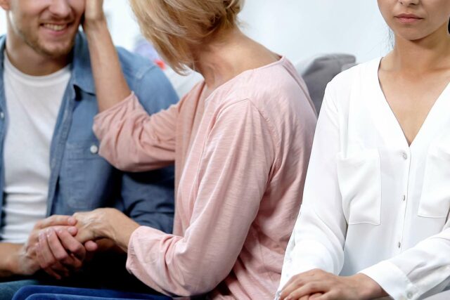 La mujer dice que el marido de 40 años es un `` niño de la gran madre ''

