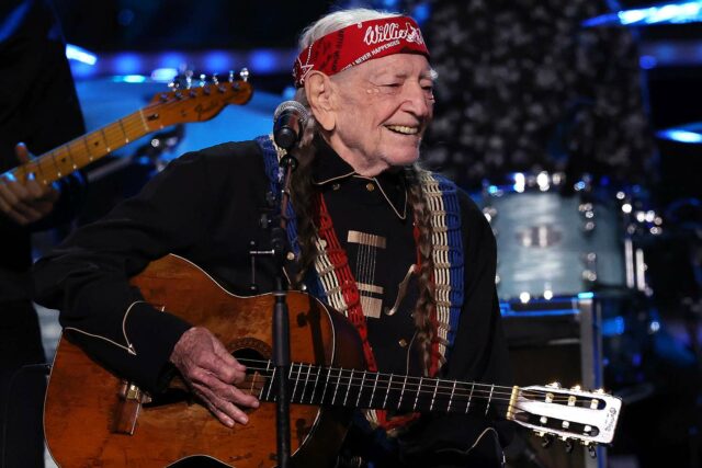 Willie Nelson dice que "ya no puede fumar" la hierba, Willie Nelson dice que "ya no puede fumar" la hierba, sino que lo hace.