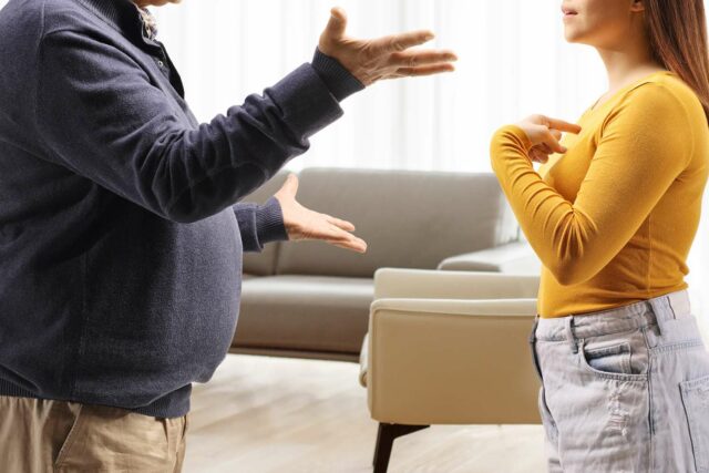 Mamá se niega a dejar que su hija duerma con los padres, pero continúan preguntando

