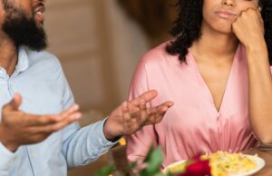 La mujer deja la cena después de que los padres dicen que ella es «segundo lugar» en el ex prometido La mujer deja la cena después de que los padres dicen que ella es "segundo lugar" en el ex prometido