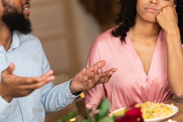 La mujer deja la cena después de que los padres dicen que ella es "segundo lugar" en el ex prometido

