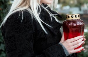 La viuda intenta ir en contra del deseo de morir de un marido fallecido sobre quién obtiene sus cenizas La viuda intenta ir en contra del deseo de morir de un marido fallecido sobre quién obtiene sus cenizas