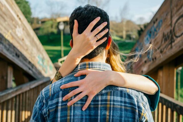 Papá soltero dice que sus hermanos y hermanas lo cortaron después de comenzar una relación con la pareja de sus hijos.

