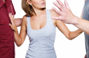 La mujer se siente incómoda cuando el cuñado visita. Ahora el marido está enojado con ella. La mujer se siente incómoda cuando el cuñado visita. Ahora el marido está enojado con ella.