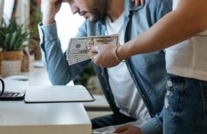 La mujer no quiere que mamá le dé a una pareja «todos sus ahorros de vida» para una casa nueva. La mujer no quiere que mamá le dé a una pareja "todos sus ahorros de vida" para una casa nueva.