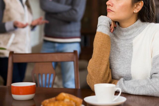 La mujer ya no participará en los eventos familiares de un novio después de varias luces

