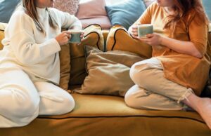 El comportamiento irrespetuoso de la mujer puede terminar la amistad después de mudarse al mejor amigo El comportamiento irrespetuoso de la mujer puede terminar la amistad después de mudarse al mejor amigo