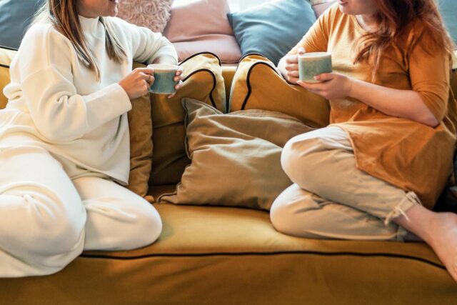 El comportamiento irrespetuoso de la mujer puede terminar la amistad después de mudarse al mejor amigo

