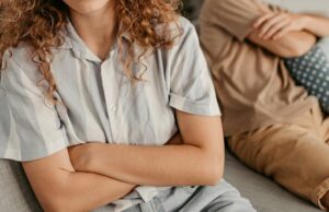 El hombre dice que la prometida no trae nada a la mesa. Ahora ella toma represalias El hombre dice que la prometida no trae nada a la mesa. Ahora ella toma represalias