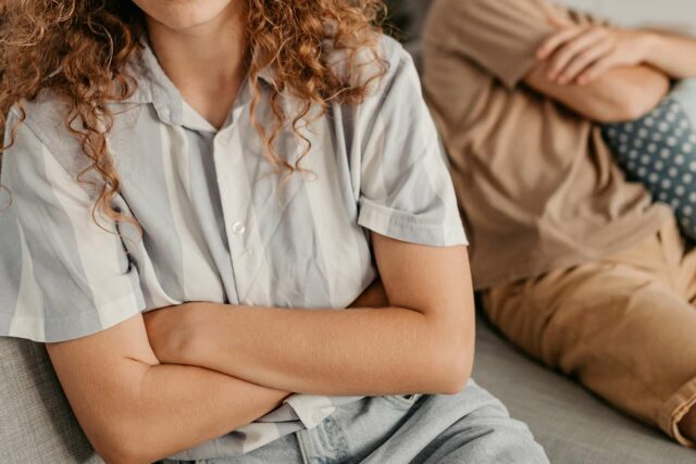 El hombre dice que la prometida no trae nada a la mesa. Ahora ella toma represalias

