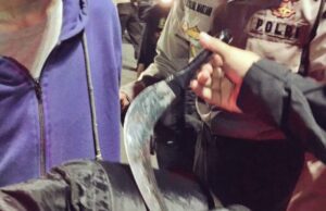 ¡Viral! Las mujeres se enfrentan con hoces cuando compran pollo frito en DePok, la Ley de Policía