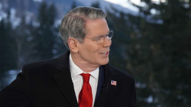 Bessent dice que Powell asistió a los argumentos de la Corte Suprema sobre Lisa Cook fue un error

 | 