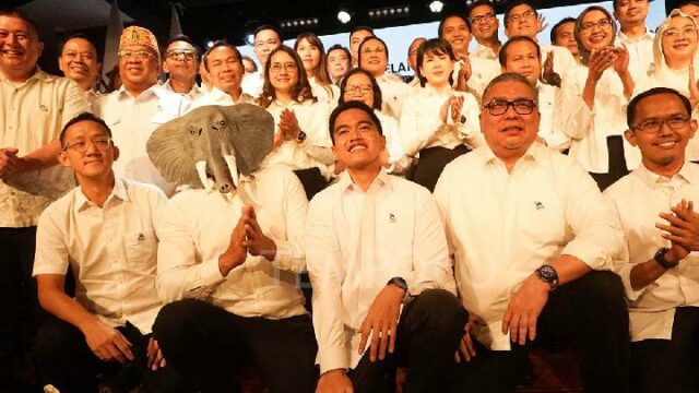 Jokowi llega a Makassar y dará instrucciones en la reunión de trabajo nacional de la ISP

 | 