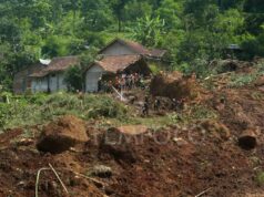 Deslizamiento de tierra al oeste de Bandung: 8 muertos y 82 desaparecidos Deslizamiento de tierra al oeste de Bandung: 8 muertos y 82 desaparecidos