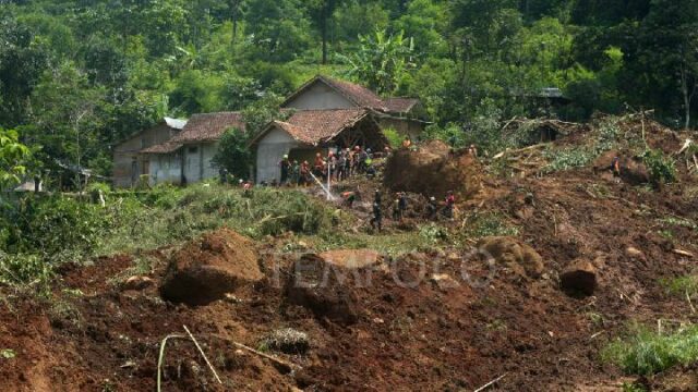 Deslizamiento de tierra al oeste de Bandung: 8 muertos y 82 desaparecidos

