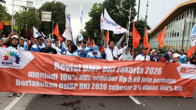 Los trabajadores se oponen al UMP de Yakarta protestando en Prabowo

 | 