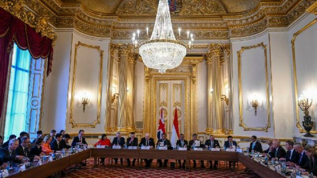 Prabowo analiza la cooperación educativa entre Indonesia e Inglaterra

 | 