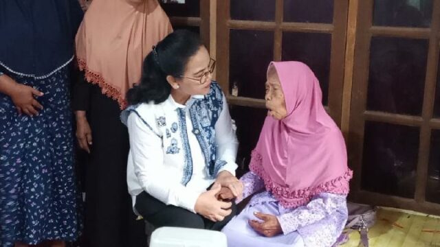 Comprometido con la protección de los grupos vulnerables, el gobierno de la ciudad de Semarang está listo para renovar la casa de Mbah Kamijah

