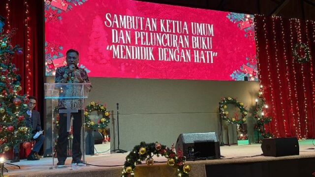 Olly Dondokambey asiste a Navidad y Keys Taong Alumando

