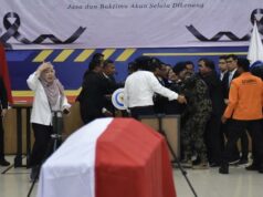 Prabowo llama al Ministro de Marina que se desmayó durante la ceremonia Prabowo llama al Ministro de Marina que se desmayó durante la ceremonia