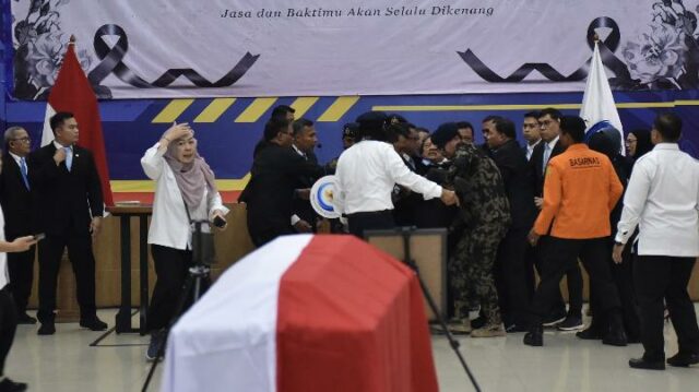 Prabowo llama al Ministro de Marina que se desmayó durante Prabowo llama al Ministro de Marina que se desmayó durante la ceremonia