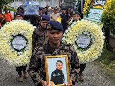 Familia llora al recibir los cuerpos de las víctimas del accidente del avión ATR Familia llora al recibir los cuerpos de las víctimas del accidente del avión ATR