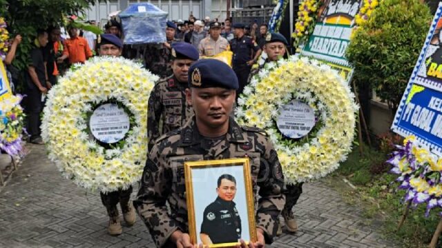 Familia llora al recibir los cuerpos de las víctimas del Familia llora al recibir los cuerpos de las víctimas del accidente del avión ATR