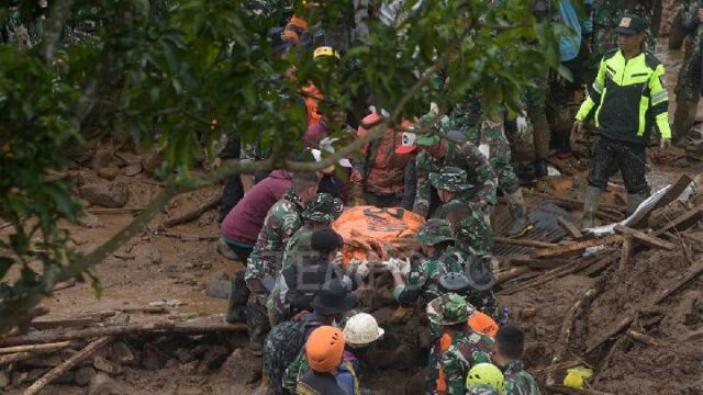 Se suspende temporalmente la búsqueda de víctimas del deslizamiento de tierra en Cisarua

 | 
