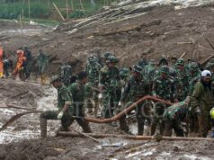 23 miembros del TNI AL enterrados por un deslizamiento de tierra en Cisarua 23 miembros del TNI AL enterrados por un deslizamiento de tierra en Cisarua