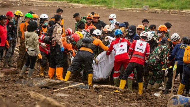 Equipo SAR evacua 47 cadáveres de víctimas del deslizamiento de tierra en Cisarua

 | 