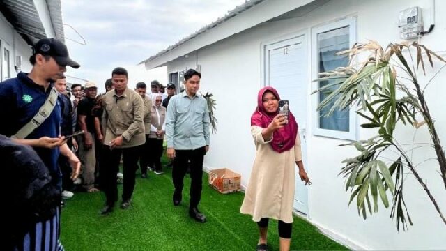 Gibran inspecciona la construcción de un refugio en Aceh Tamiang

 | 