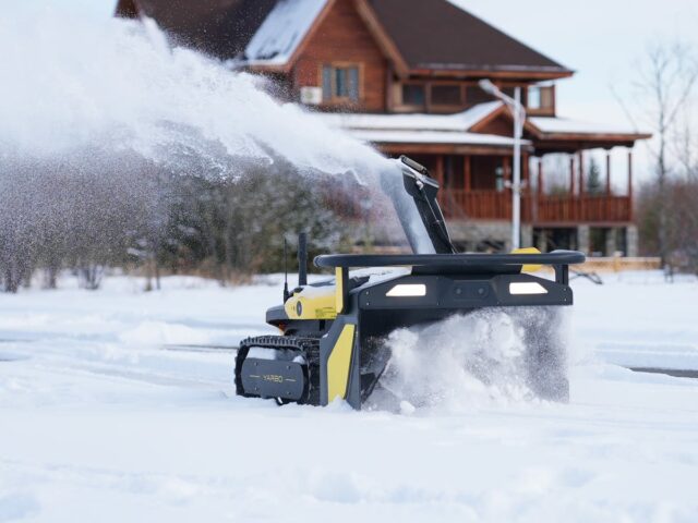 Un hombre despeja el camino de entrada con un quitanieves autónomo durante la tormenta

 | Tech,Transportation,snow,storm,ai,robotics