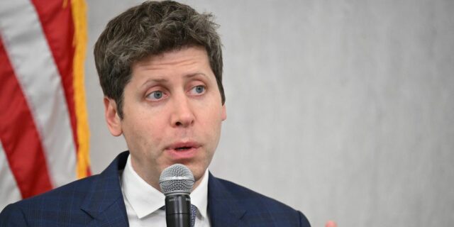 Lea la publicación de Sam Altman que dice que ICE está "yendo demasiado lejos"

 | Tech,AI,Politics,sam-altman,openai,ice-2026