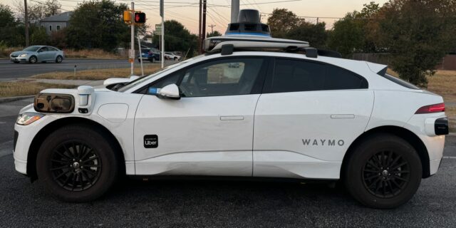 Coche Waymo con conductor humano choca contra coches estacionados en Los Ángeles

 | Transportation,waymo