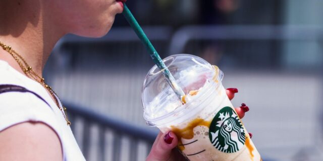 Las acciones de Starbucks suben a medida que el cambio del gigante del café comienza a afianzarse

 | Retail,Economy,Food,starbucks,earnings-report