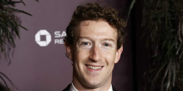 Zuckerberg dice que la IA permite que un empleado haga el trabajo de equipos enteros

 | AI,meta,mark-zuckerberg,ai,agentic-ai,tiny-teams,the-great-flattening,amazon,walmart,sam-altman,google,openai,leadership